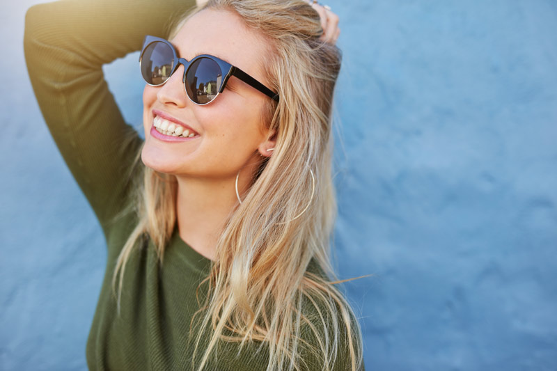 Gafas de sol más vendidas mujer sonriendo