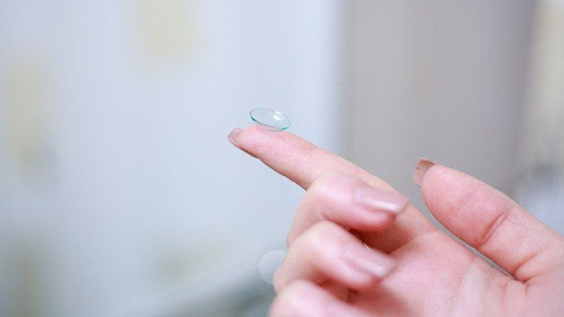 Una lentilla sobre la yema de un dedo