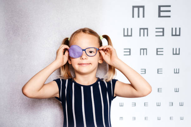 niña con ambliopía, con gafas y parche en el ojo