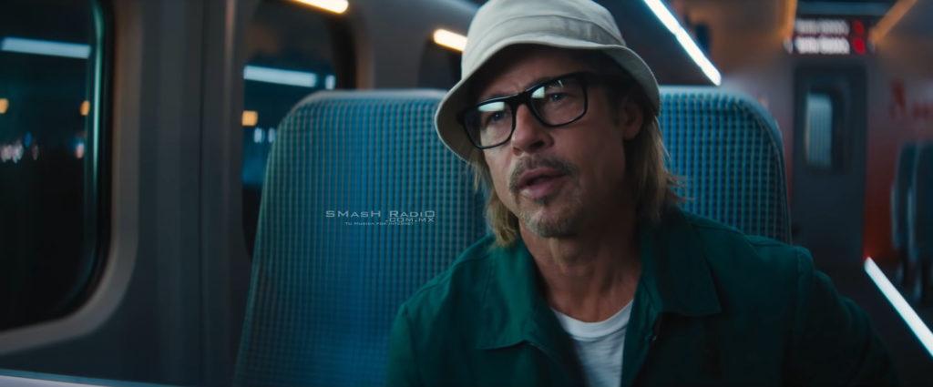 Bradt Pitt en un fotograma de su nueva película Bullet Train llevando gafas graduadas de Police