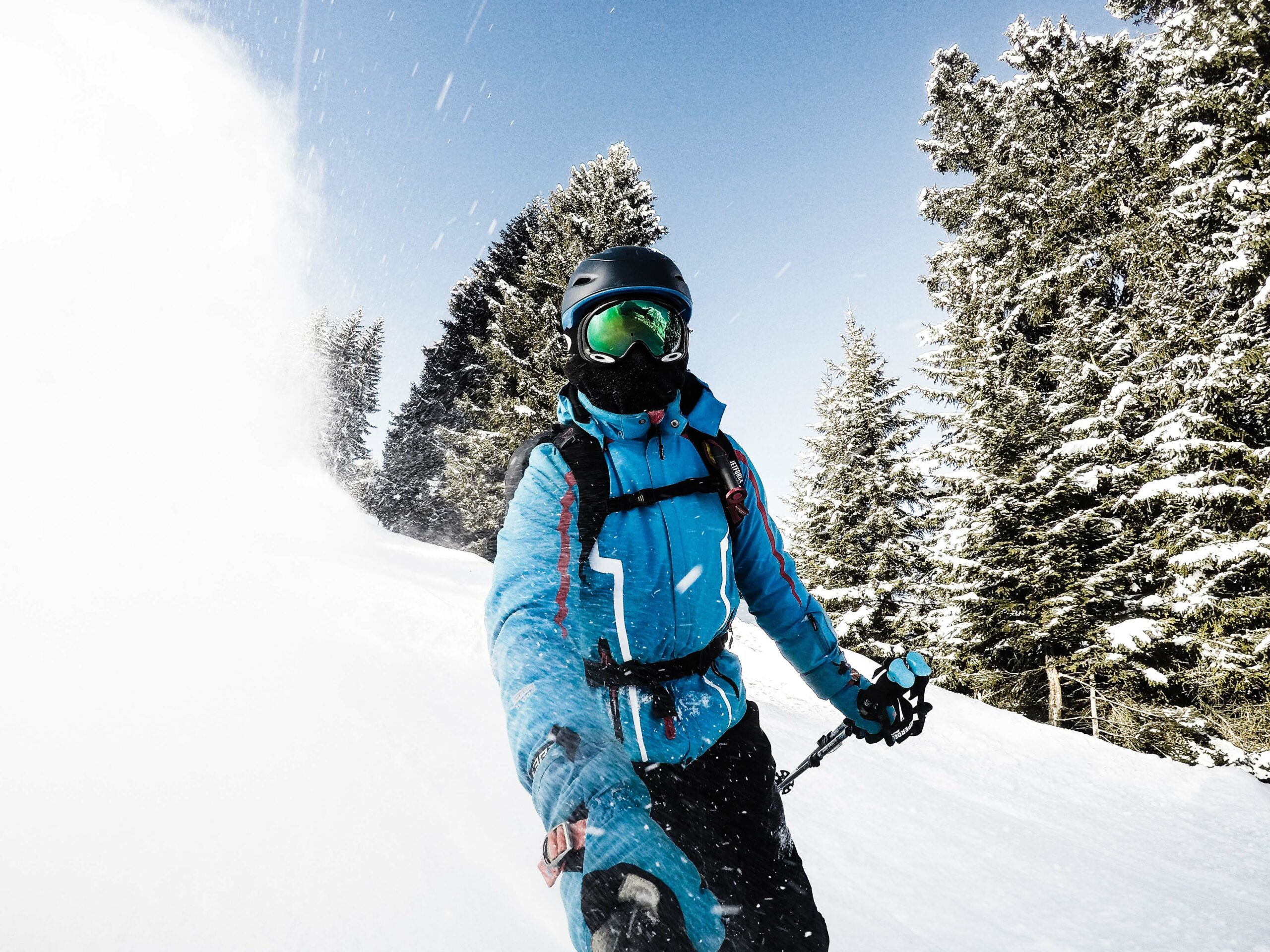 Gafas de esquí con el reflejo de las montañas nevadas. Hombre en
