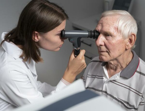 hombre mayor revisando su vista con una óptica