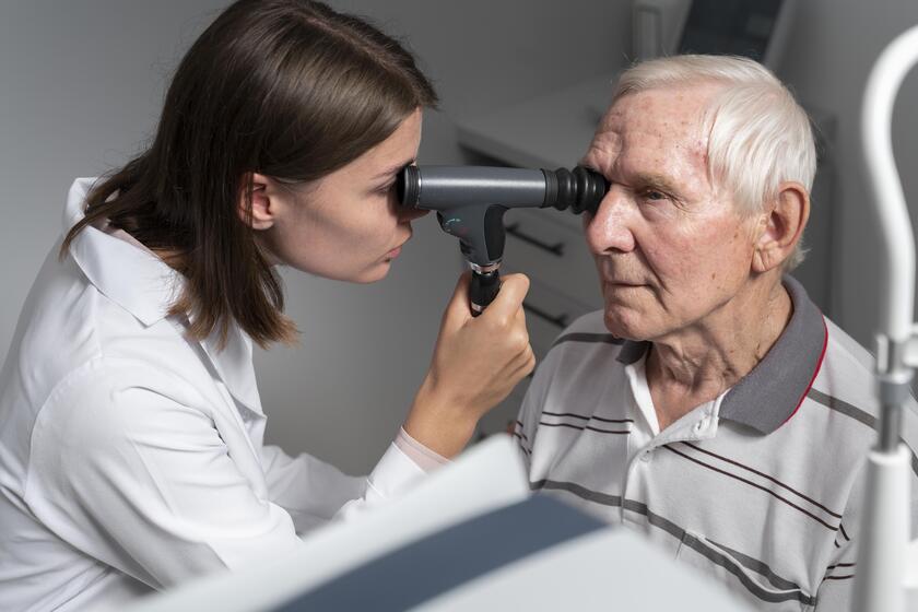hombre mayor revisando su vista con una óptica